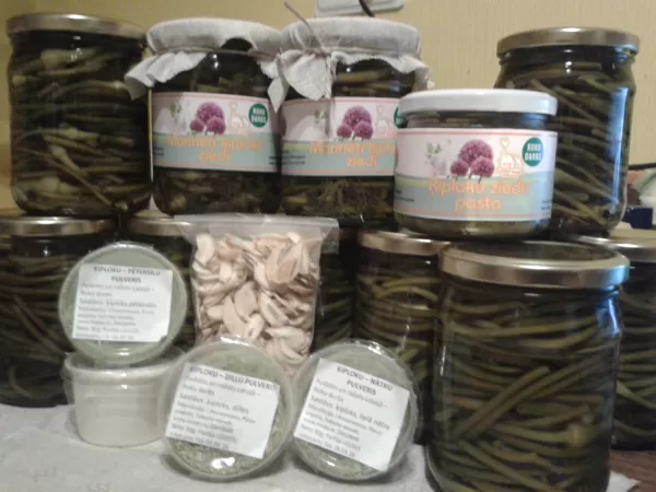 Marinēti ķiploku ziedkāti un ķiploku ziedkātu, kā arī ķiploku ziedkātu un diļļupesto.